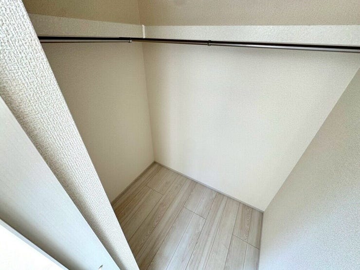 【WIC】広々としたウォークインクローゼットで、衣類や小物をすっきり収納できます。