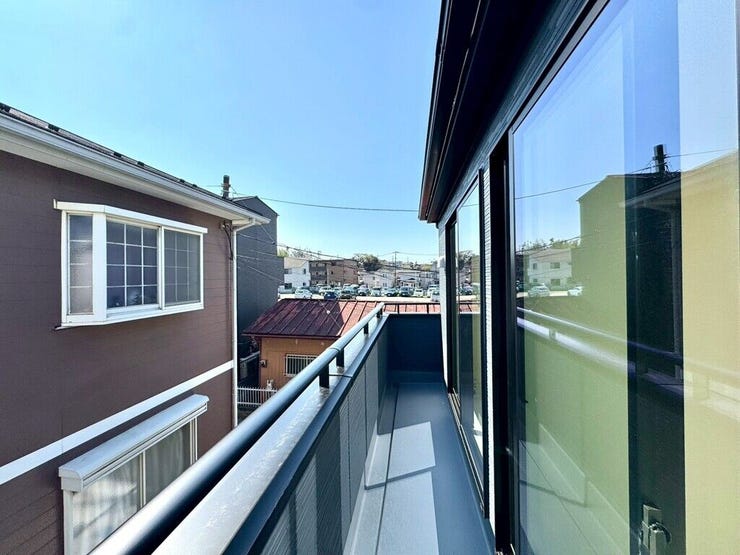 【Balcony】日当たりの良いバルコニーはお洗濯物がしっかり乾きやすく、毎日の家事にも重宝します。