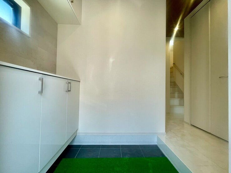 【Entrance】シューズボックス完備の玄関で、靴や小物もスッキリ収納できます。