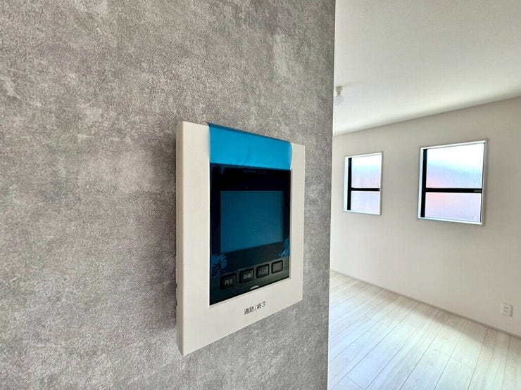 【Facilities】来訪者を確認できるモニター付きインターホンで、防犯面も安心です。