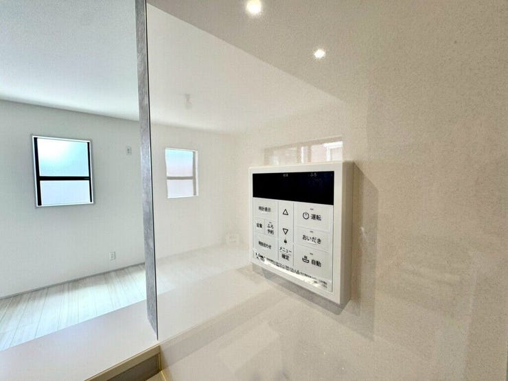 【Facilities】お湯の温度調整がラクな給湯器リモコン付き。追い焚き操作も簡単です。