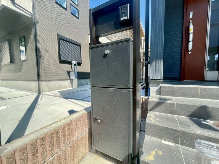 【Facilities】外出中でも荷物を受け取れる便利な宅配ボックス付き。忙しい毎日も安心です。