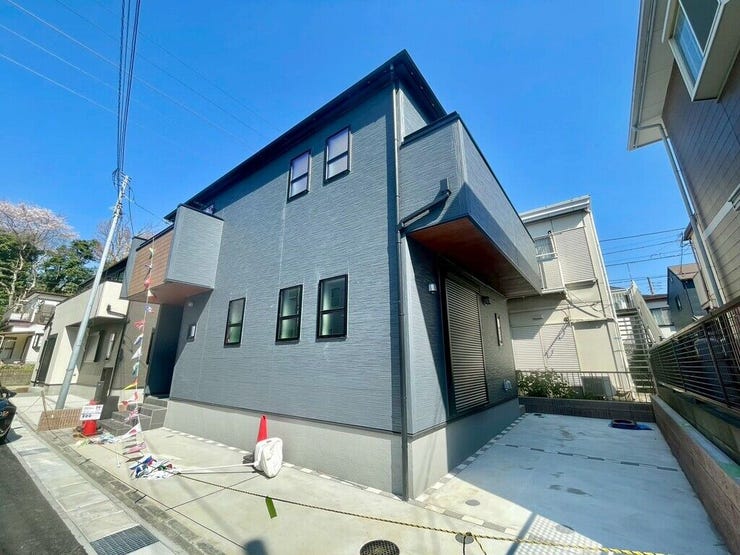 【Exterior】ゆとりのある駐車スペース付きで、車の出し入れもスムーズに行えます。