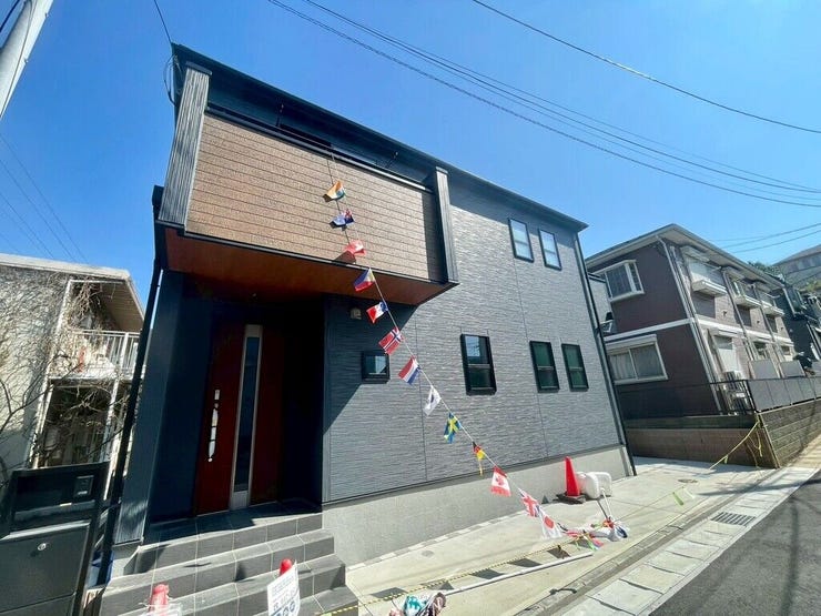 【Exterior】落ち着いたカラーの外観が魅力。モダンで洗練された印象の戸建てです。