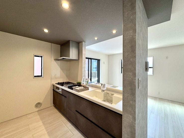 【kitchen】広めのキッチンは料理のしやすさを追求した設計。収納も豊富で作業がしやすい空間です。