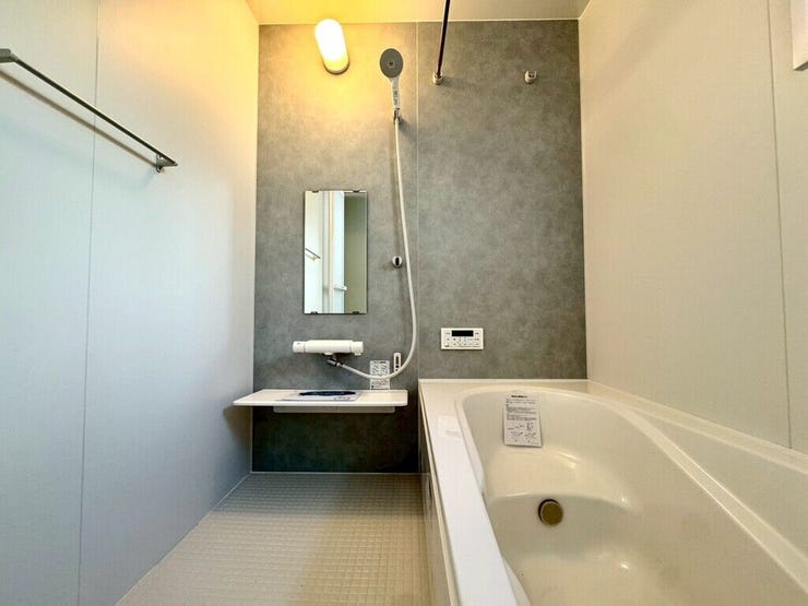 【Bathroom】お子様とのバスタイムにも十分な広さがあり、掃除も簡単にできます。