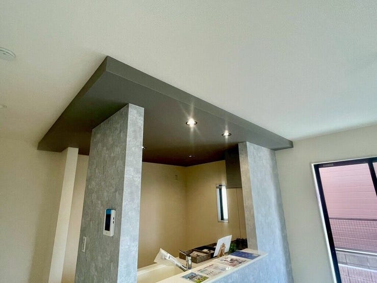 【kitchen】おしゃれな折下げ天井が特徴のキッチン。上質な雰囲気を演出します。