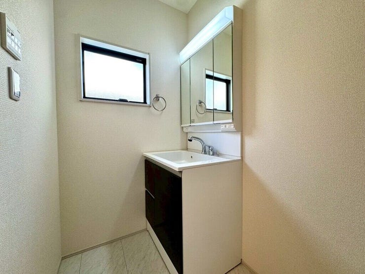 【Washroom】すっきりとしたデザインで、毎日の生活が快適に。収納も豊富な洗面所です。