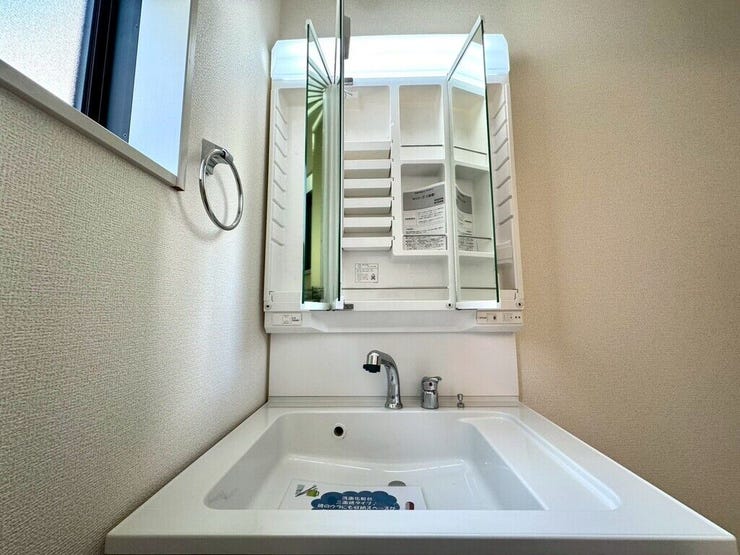 【Washroom】毎朝の準備がスムーズに。広めの洗面台と収納が使いやすい洗面所です。