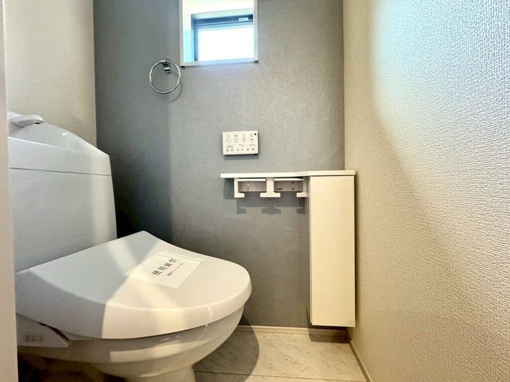 【Toilet】清潔感があり、落ち着いたデザインのトイレ。家族みんなが快適に使えます。