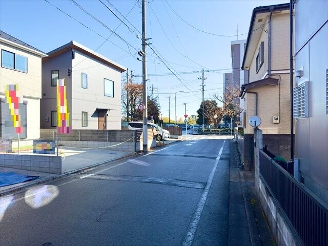 【南側 前面道路】幅員約6mの前面道路です。道路幅にゆとりがあるので、車種を選びません。大きめの車を乗りたい方にもオススメです。