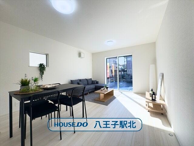 【南側 前面道路】幅員約6mの前面道路です。車がすれ違うのに十分な道幅です。車が2台と通行人も通れる幅となっています。