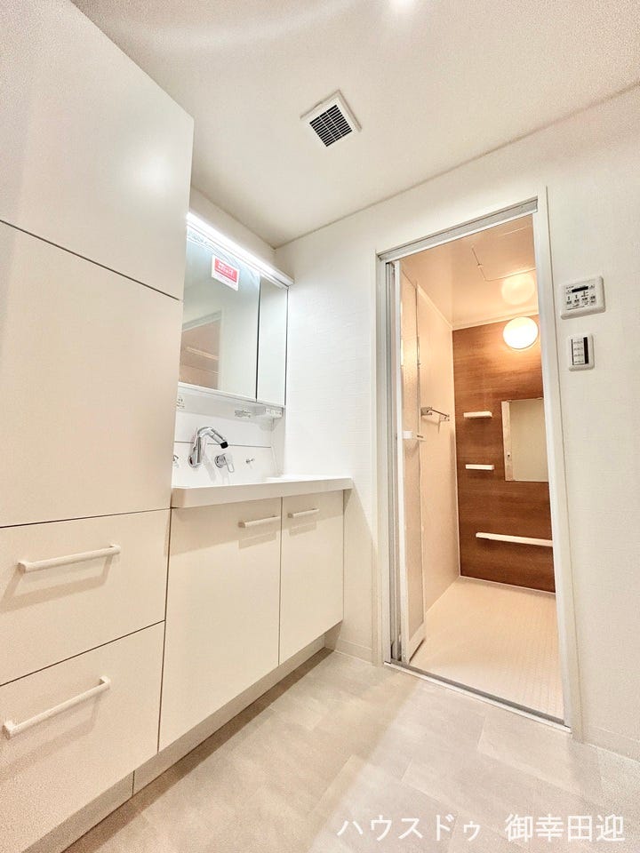 ■□■洗面所■□■
【洗面化粧台新規交換】身だしなみチェックに便利な三面鏡付き洗面台♪収納スペースも充分です♪