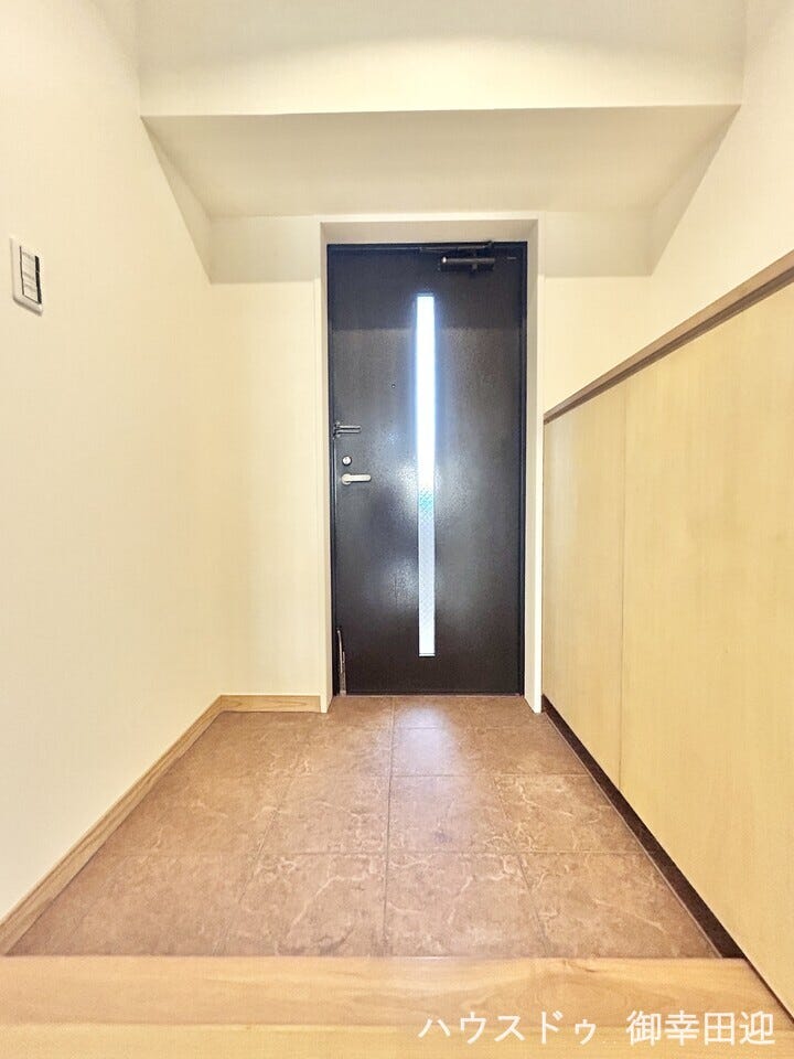 ■□■玄関■□■
落ち着いた雰囲気の玄関☆シューズボックスもあり収納豊富で、中央スリットデザインのドアからの陽射しにより暗くなりがちな玄関も明るくなります♪