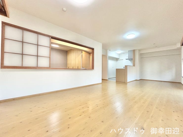 ■□■リビング■□■
広々19帖のLDK☆ご家族でゆっくりとくつろぎたい方にお勧め♪家具を置いても十分な広さのリビングです!