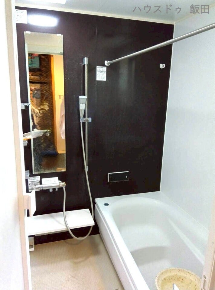 窓のある明るいバスルーム