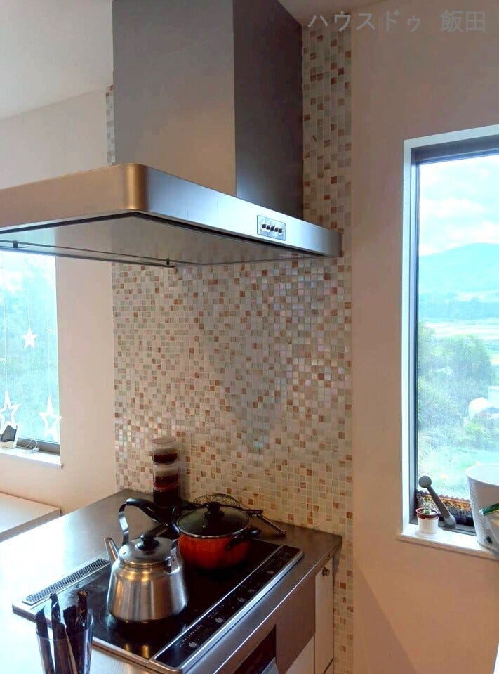 小窓がある明るいキッチンです