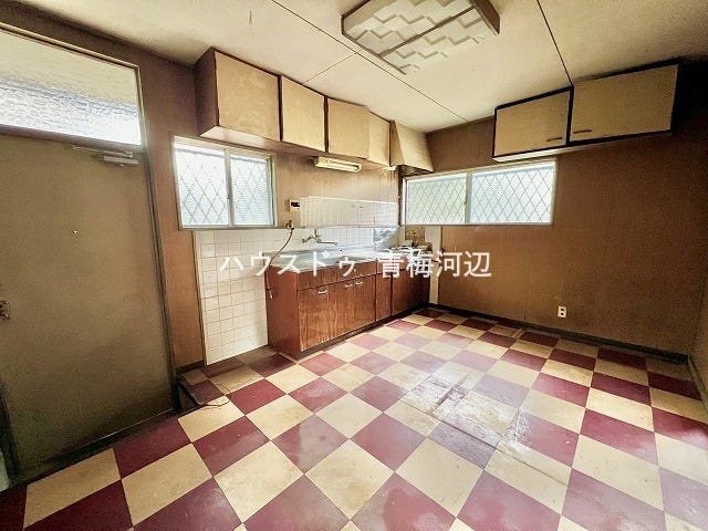 キッチン:小窓が付いた明るく作業のしやすいキッチンスペースになります。