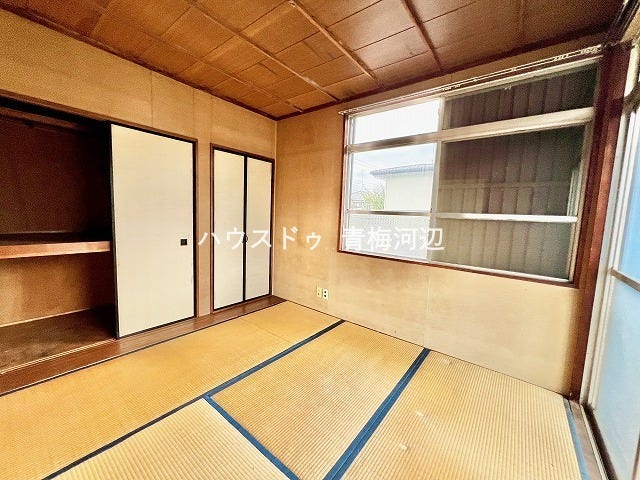 和室:奥行のある押入があり、お布団などをしまうことができます。収納グッズを使って空間を有効活用することができます。