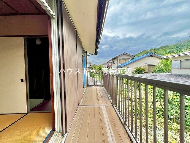 バルコニー:晴れた日は気持ちよくお洗濯を干せそうです。2ヶ所の窓から出入りできるので効率よく家事ができそうです。