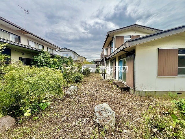 庭:広めのお庭なのでお子様と遊んだり、ペットと遊んだりできそうですね。ガーデニングや家庭菜園なども楽しめそうです。