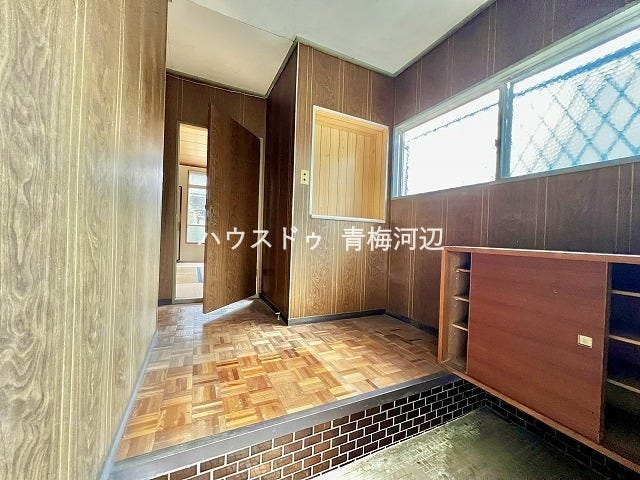 玄関:下駄箱があるので、靴などをしまうことができます。収納の下には空間があり、よく履く靴を置くのに便利そうですね。