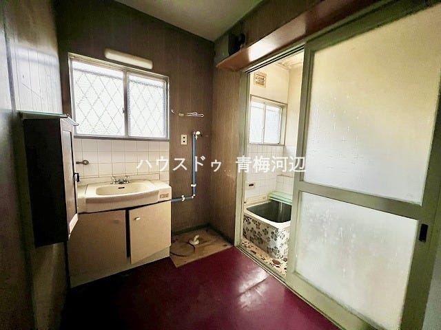 洗面所:毎日お使いになる洗面所は、明るく清潔感のあるスペースです!洗面台の下には小物を収納できます。