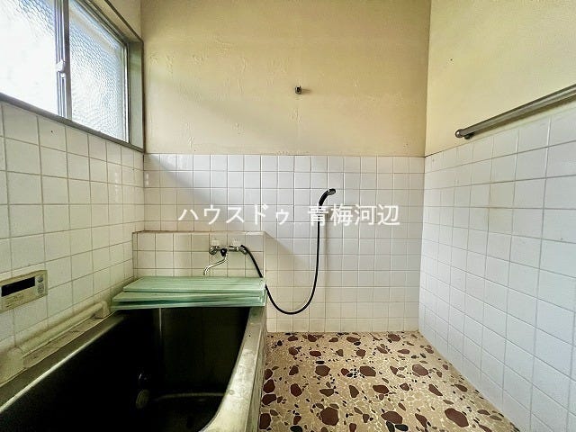 浴室:タイルの浴室はお手入れがしやすく、耐久性も高いのがメリットです。窓が付いているのでこもりがちな湿気もしっかり換気できます。