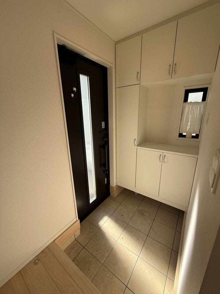 大容量シューズボックスがあります。玄関とポーチ部分は人感センサー付き照明です。(甲府市新田町 中古物件)