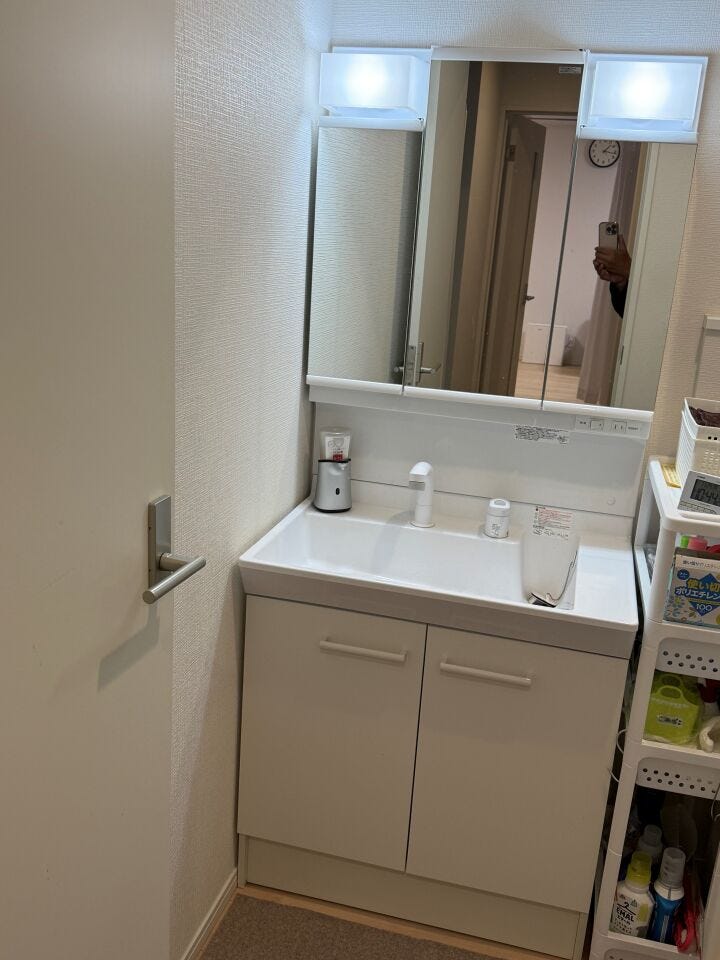 洗面化粧台は女性に嬉しい3面鏡です。鏡の裏は収納になっており、洗面台周りをスッキリとご使用いただけます。(甲府市新田町 中古物件)