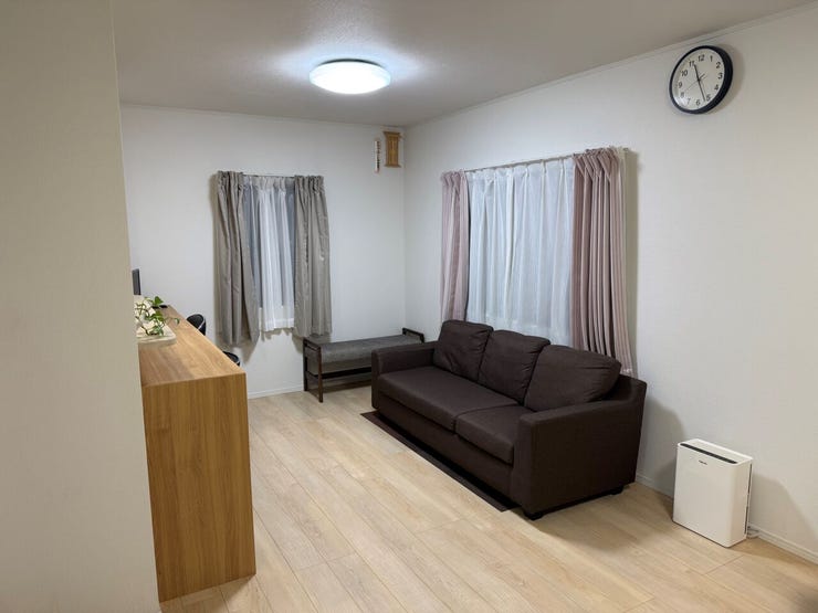 キッチン前のダイニングスペースです。カウンターテーブルやリビングスペースとしてもOK!6人掛けのダイニングセットを置いてもゆとりのある空間です。(甲府市新田町 中古住宅)