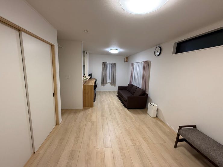 広々としたリビングダイニングスペースです。リビングスペース、ダイニングスペースと分けて使用してもゆとりのあるスペースです。(甲府市新田町 中古戸建)