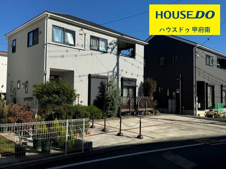 【外観】
甲府市新田町の築浅中古住宅♪新田小学校目の前でお子様の通学も安心です!お車は並列で3台駐車可能です。(甲府市新田町 中古住宅)