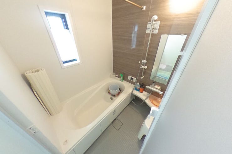 浴室換気乾燥暖房機付きの1坪バスです。浴室暖房は冬場の入浴やお子様の沐浴時にも重宝します。ヒートショックの予防にも効果的です。雨の日や花粉の時期ののお洗濯にも♪(甲府市新田町 中古物件)