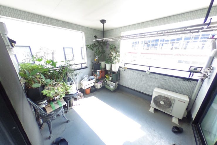 広々インナーバルコニーは突然の雨にも安心♪共働き世帯にも嬉しい設備です。小さなテーブルセットを置いてプチアウトドア気分も良いですね。(甲府市新田町 中古住宅)