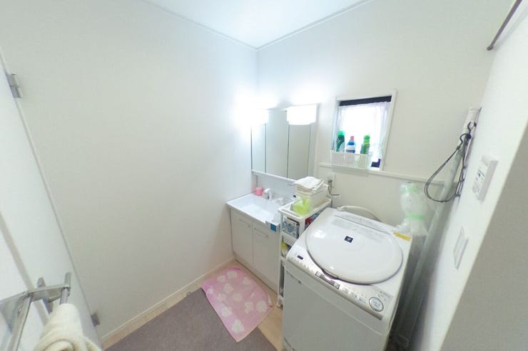 壁面収納や突っ張り棚等でお好みの洗面脱衣空間にアレンジできます。(甲府市新田町 中古戸建)