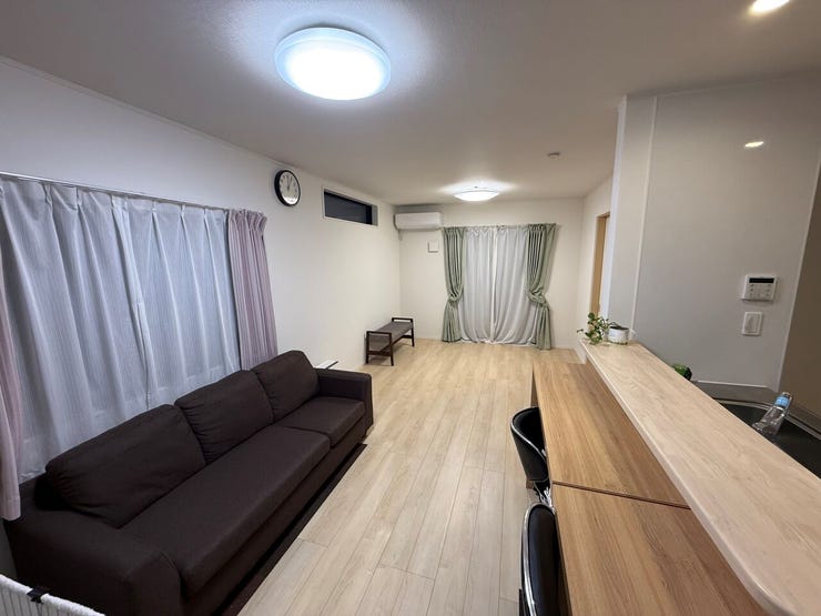 広々16.2帖のLDKです。ダイニングスペース、リビングスペースと分けて使用してもゆとりのある広さです。(甲府市新田町 中古戸建)