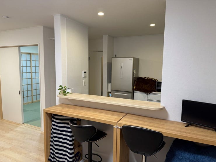 リビング側から見たキッチンです。カウンター付きです。写真のようにカウンターテーブルを並べてもお洒落ですね♪(甲府市新田町 中古住宅)