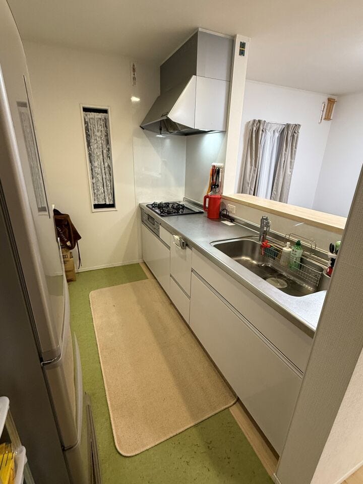 カウンター付きの対面キッチンはリビング全体を見渡せます。背面にカップボード、冷蔵庫を置いてもゆとりのあるスペースです。(甲府市新田町 中古戸建)