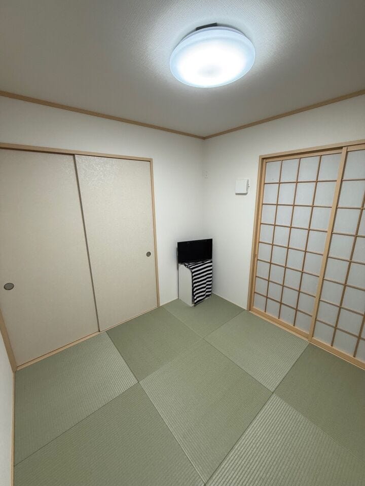 半畳畳でモダンな和洋室空間です。和室の苦手な方にも♪リビングと続き間になっており、廊下側からも出入りできます。お子様の遊び場やお昼寝スペース、ゲストルームにも重宝します。(甲府市新田町 中古住宅)