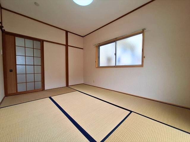 お庭へも出入りできる6帖和室。天袋のある押入で収納力もありますよ