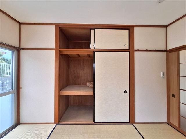 6帖和室押入:普段使わない物は上部の天袋へ仕舞えるのも便利ですね。