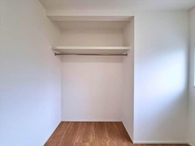 約5.2帖洋室クローゼット:扉がなくお部屋が広く感じられ、匂いもこもらなくて良いですね