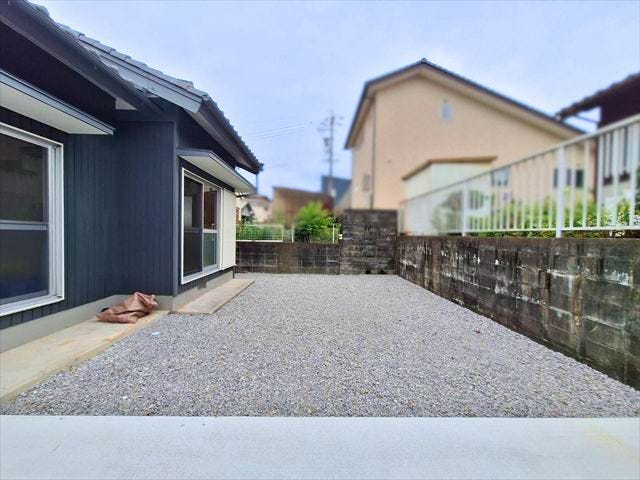 駐車場の奥側はお庭スペースとしても、来客時に車を停めたりと色々使えそうですね。どう使うかを決めるのも楽しみの一つです