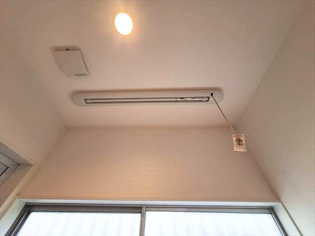 脱衣所の天井には収納式の物干しがあります