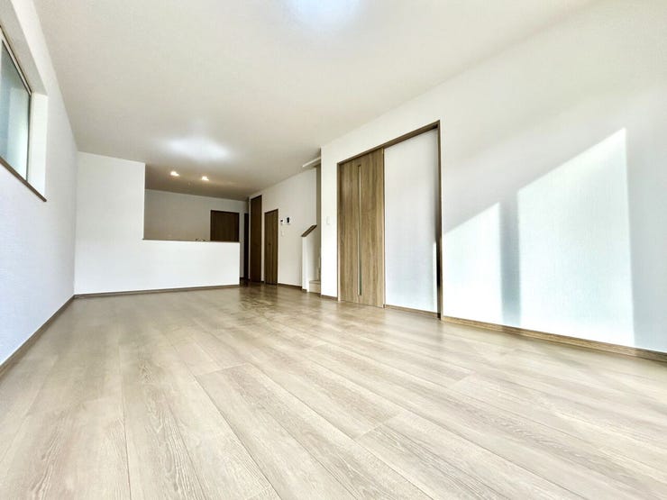 ◇リビング◇
リビングダイニングは、19.25帖です。家族が集まって食事をしたり、くつろいだりするのに十分な広さです。リビング階段採用♪家族との会話も増え、玄関から2階への生活導線が効率的になります