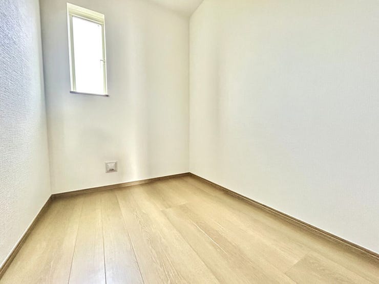 ◇納戸◇
沢山の収納が出来る納戸。この空間量だからこその、季節物の衣装や沢山の思い出をしまえるゆったりとした収納スペースは大変重宝します。衣装ケースなどを使うとよりスッキリ片付けられそうですね。