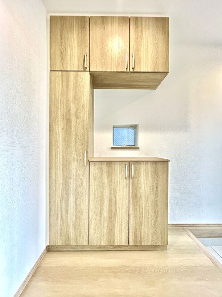 ◇玄関◇
明るく温かな雰囲気で家族の帰りや来訪者を出迎えてくれる玄関です。2人並んでも靴を履ける広さが、忙しいお出かけ前には嬉しいポイントになるかと思います♪