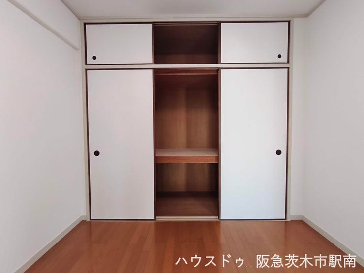 洋間 4.5帖 押し入れ