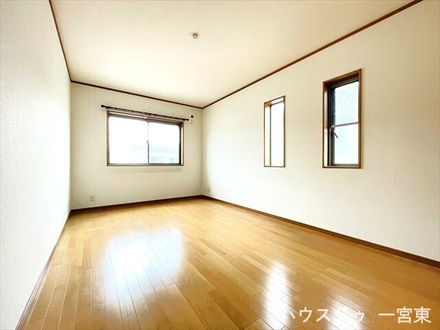 【8帖】南向きで明るい洋室は、やさしい光が部屋全体に広がり、心地よく過ごせます。ゆったりとした空間で読書や趣味の時間も楽しめます♪